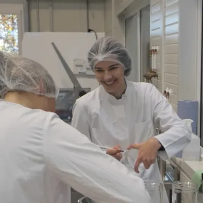 Annika Schella mit Kollegin im Labor