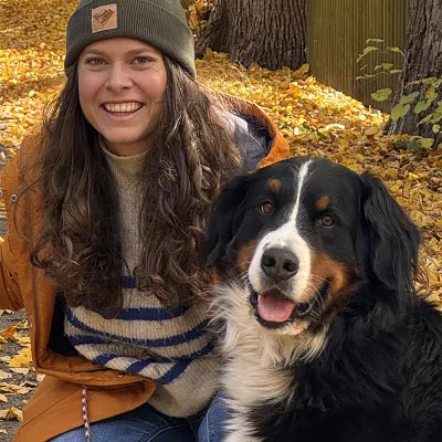 Mathelehrerin Josefa Winter mit Berner Sennenhündin Emmi