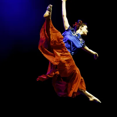 Hauptdarstellerin während eines Sprungs auf der Bühne