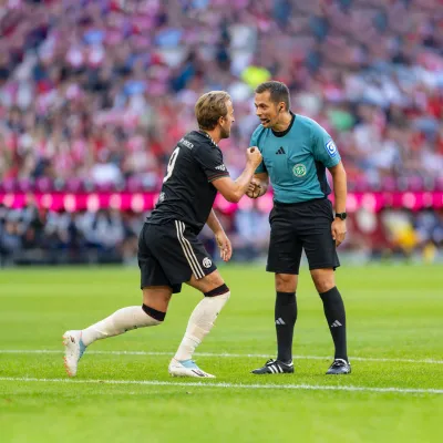 Bundesligaschiedsrichter Robert Hartmann mit Torjäger Harry Kane