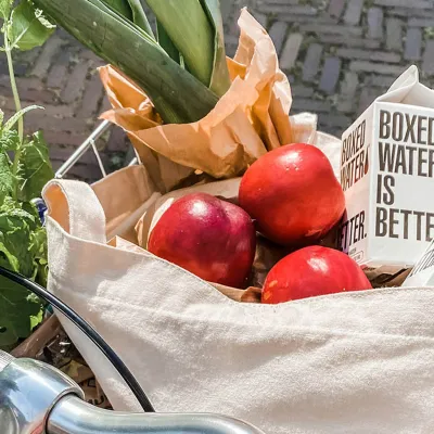 Lebensmittel in einem Fahrradkorb