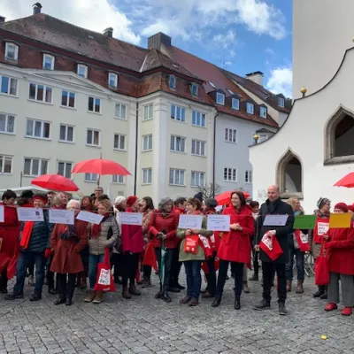 Versammlung zum Equal Pay Day am Rathausplatz mit OB Thomas Kiechle