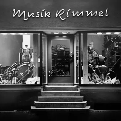 Ein schwarz-weiß Bild des Musikhaus Rimmel aus früheren Zeiten