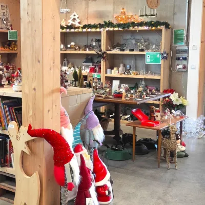 Am Ladeneingang im ZAK  Kaufhaus in Sonthofen  stehen die Weihnachtsartikel bereit und warten auf ein neues Zuhause