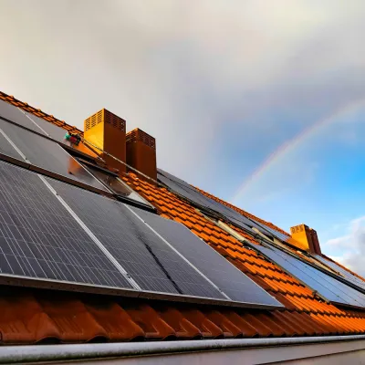 Auf deutlich mehr Dächern in Kempten soll  künftig Solarstrom produziert werden Foto: unsplash, Joshua Bowers