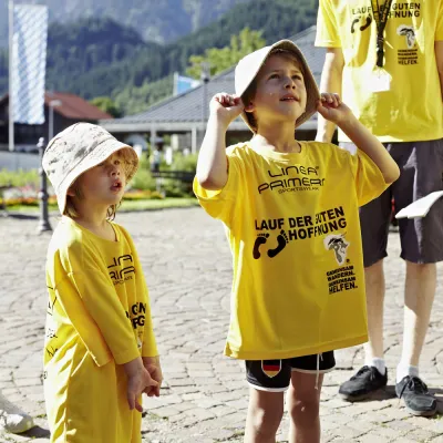 2 Kinder in Trikots für den Lauf der guten Hoffnung