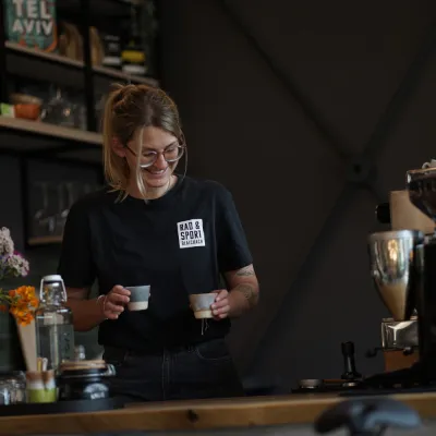 Geschäftsführerin Leonie Stüken fühlt sich auch in der Kaffeebar des Ladens sehr wohl