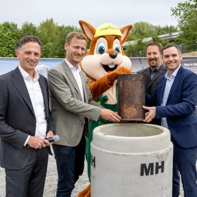 Sozialbau- Geschäftsführer Thomas Heubuch, OB Christian Schoch, das  Maskottchen  „Engelhaldi“,  Baureferent Tim  Koemstedt und  Sozialbau- Geschäftsführer Martin Langenmaier legen die Zeitkapsel in den Grundstein.