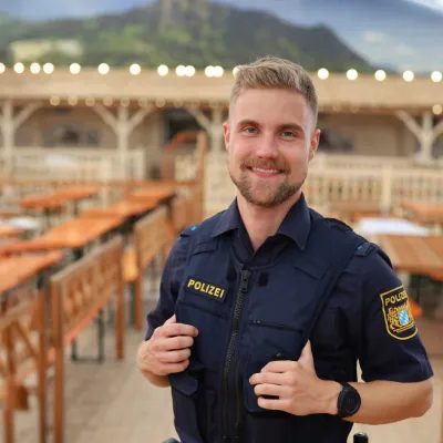 Der Polizeibeamte Kevin Wieder sagt über seinen Einstieg: „Eine praxisnahe, abwechslungsreiche Ausbildung“