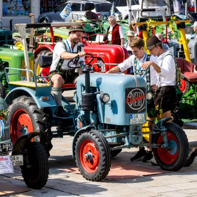 Bunte Traktorenausstellung auf der Festwoche.