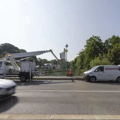 Anbringung einer Verkehrskamera auf der St.-Mang-Brücke bei durchgehendem Verkehr