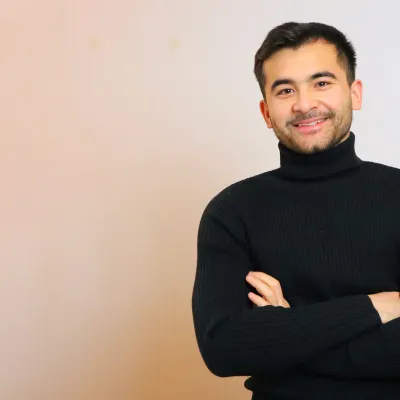 Porträtfoto von Mirzokhid Bobokulov ganz in schwarz gekleidet.