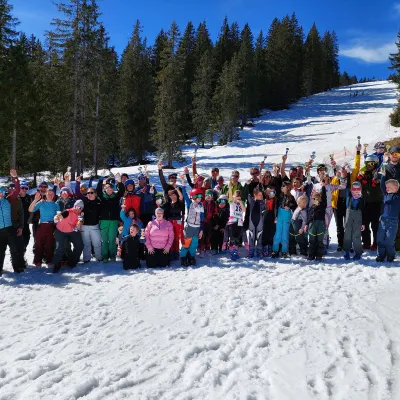 Skiabteilung auf der Piste im Gruppenfoto.