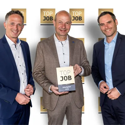 Über das begehrte „Top Job“-Siegel 2025 freuen sich von links: Thomas Heubuch (Geschäftsführer Sozialbau), Oberbürgermeister Thomas Kiechle und Martin Langenmaier (Geschäftsführer Sozialbau). 
