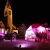 Der Sankt-Mang Platz bei Nacht, mit beleuchteter Kirche und einem pink beleuchteten KunstNacht Zelt im Vordergrund