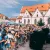 Viele Leute die auf dem Stadtfest vor einer Bühne stehen.